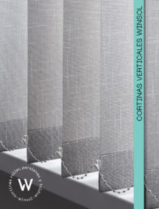 Muestra de tejido: cortina vertical blackout beige junto a cortina solar screen blanca en un mismo riel