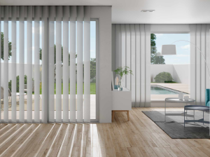 Cortina vertical en living comedor destacando lka elegancia y el paso de la luminosidad