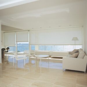 Cortinas roller Solar Screen a medida instaladas en living moderno